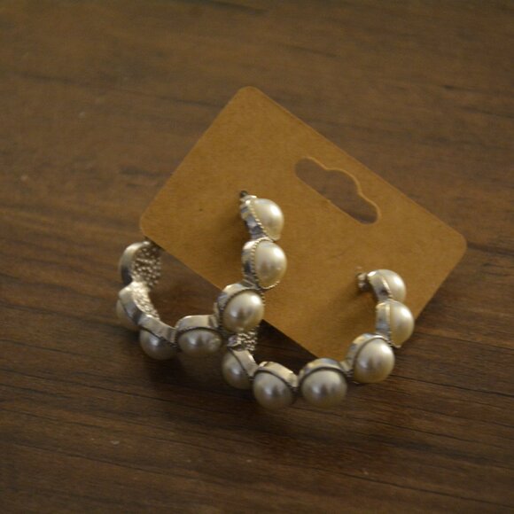 ✨ Elegant Pearl Hoop Earrings – NWOT ✨ - Picture 2 of 2
